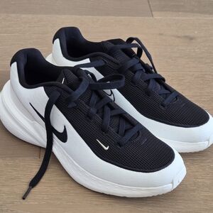 Nike Kids 7Y Black and White Running Shoes